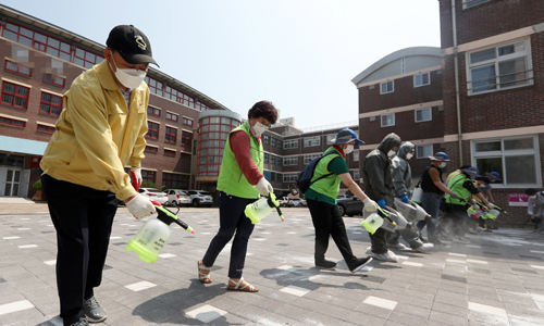 22일 광주 북구 한 학교에서 행정복지센터 방역반원과 북구보건소 직원들이 방역하고 있다. 광주=연합뉴스
