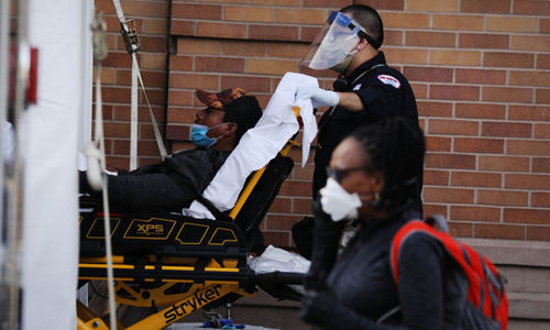 지난 5월 27일 뉴욕의 한 병원 의료진이 신종 코로나바이러스 감염증(코로나19)이 의심되는 환자를 이송하고 있다. 뉴욕=AFP연합뉴스