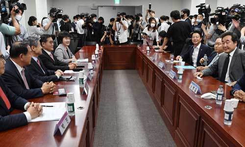 국회 외교통일위원장인 더불어민주당 송영길 의원(오른쪽)과 미래통합당 박진 의원(왼쪽) 등이 24일 국회 의원회관에서 열린 여야 외교안보 분야 합동 간담회에서 인사말을 나누고 있다. 허정호 선임기자