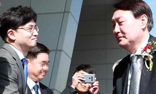 검찰청 순회 때 한동훈 만나는 尹 윤석열 검찰총장(오른쪽)이 지난 2월13일 부산 연제구 부산고등·지방검찰청을 찾아 한동훈 당시 부산고검 차장검사와 인사를 하는 모습. 연합뉴스