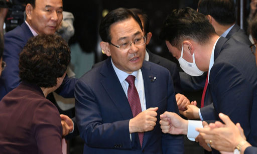 국회로 돌아온 주호영 미래통합당 주호영 원내대표가 25일 서울 여의도 국회에서 열린 긴급 비상의원총회에서 의원들의 박수를 받으며 입장하고 있다. 남정탁 기자