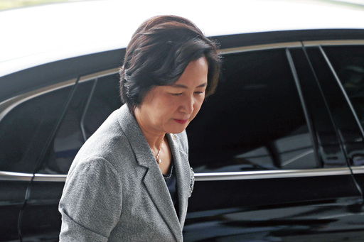 추미애 법무부 장관이 26일 오전 경기도 과천시 정부과천청사 법무부 청사로 출근하고 있다. 뉴스1