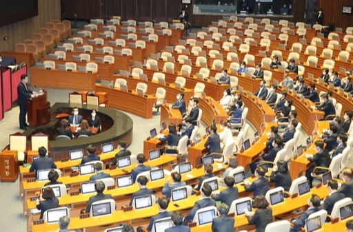 지난 12일 통합당 불참속에 열린 국회 본회의 모습. 연합뉴스