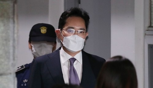 삼성 경영권 승계 과정에서 불법행위 관여 혐의 의혹에 대한 구속영장이 기각된 이재용 삼성전자 부회장이 지난 9일 오전 경기도 의왕 서울구치소를 나서고 있다. 연합뉴스