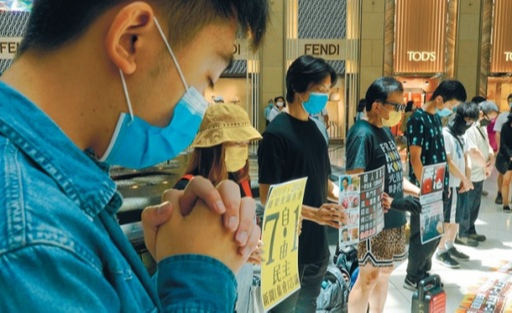 홍콩 국가보안법이 중국 전인대를 통과한 30일 홍콩의 민주 진영 시민들이 중국을 규탄하는 침묵 시위를 벌이고 있다. 연합뉴스