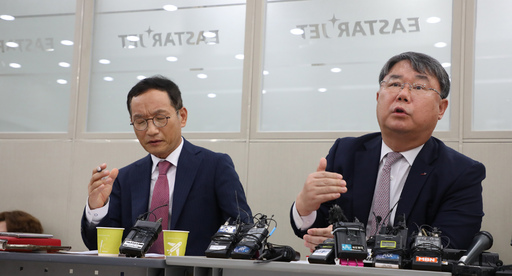 최종구(오른쪽) 이스타항공 대표가 29일 강서구 본사에서 근로자 대표들과 제주항공과 이스타항공의 인수·합병 관련 기자회견을 하고 있다. 연합뉴스