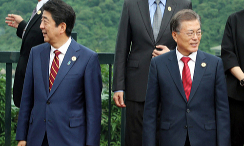 문재인 대통령이 2017년 11월 베트남 다낭 인터컨티넨탈 호텔에서 열린 아시아태평양경제협력체(APEC) 정상회의에서 아베 신조 일본 총리와 나란히 섰지만, 서로 다른 쪽을 바라보는 모습. 세계일보 자료사진