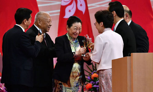 캐리 람 홍콩 행정장관(오른쪽 세번째)이 이날 홍콩 반환 23주년 기념식 행사를 마친 뒤 테레사 쳉 법무장관(가운데) 등 참석자들과 건배하는 모습. 홍콩=AFP연합뉴스