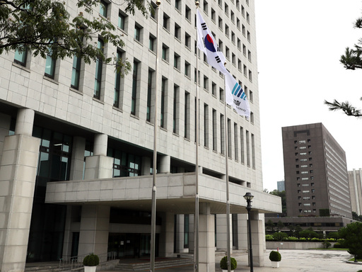 대검과 중앙지검 대검찰청이 서울중앙지검 수사팀의 반대에도 이른바 '검언유착' 의혹 사건의 전문수사자문단 후보 구성에 일방적으로 착수한 것으로 확인됐다. 수사자문단 후보 구성은 윤석열 검찰총장이 수사 지휘를 맡긴 대검 부장들이 아닌 일부 과장들과 연구관이 주도한 것으로 전해졌다. 사진은 30일 촬영한 서울 서초구에 나란히 위치한 대검찰청과 서울중앙지검 청사. 연합뉴스