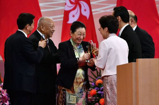 홍콩 캐리 람 행정장관(오른쪽에서 3번째)이 홍콩 반환 23주년 기념일인 1일 열린 국기 게양식에서 연설을 마친 뒤 참석했던 테레사 쳉 법무장관(가운데) 등과 건배하고 있다. 홍콩=AFP연합뉴스