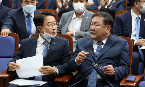 더불어민주당 김태년 원내대표(오른쪽)가 1일 서울 여의도 국회에서 열린 정책 의원총회에서 조정식 정책위의장과 대화하고 있다. 뉴시스