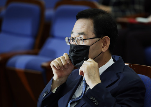 주호영 원내대표가 6월 30일 서울 여의도 국회에서 열린 의원총회에서 발언을 마친 후 마스크를 착용하고 있다. 뉴시스