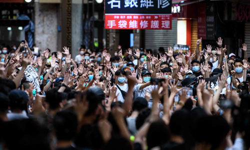 1일 홍콩 도심에서 시위대가 이날부터 시행된 홍콩 국가보안법(홍콩보안법) 철폐를 요구하며 시위를 벌이고 있다. 홍콩 AFP=연합뉴스
