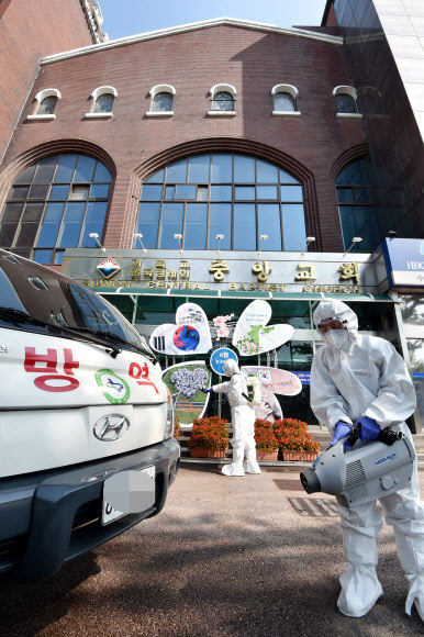 신종 코로나바이러스 감염증(코로나19) 환자가 발생한 경기 수원중앙침례교회 앞에서 방역 소독을 실시하는 모습. 뉴스1