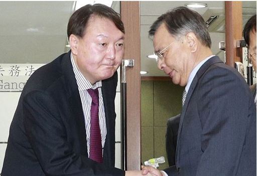 지난 2016년 박근혜정권 국정농단을 파헤칠 박영수 특별검사(오른쪽)에 의해 수사팀장으로 발탁된 윤석열 당시 대전고검 검사. 연합뉴스