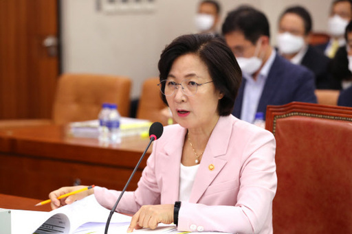 추미애 법무부 장관이 1일 오후 국회 법제사법위원회 전체회의에서 의원들의 질의에 답하고 있다. 연합뉴스