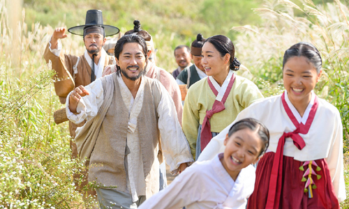 영화 ‘소리꾼’의 한 장면. 이봉근(가운데 왼쪽)은 이 장면처럼 “관객이 가족들과 영화를 보고 난 뒤 서로 손을 잡고 나오셨으면 좋겠다”고 말했다. 리틀빅픽처스 제공