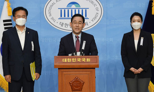 주호영 “秋 본분 망각” 미래통합당 주호영 원내대표(가운데)가 2일 국회 소통관에서 추미애 법무부 장관 해임요구 관련 긴급 기자회견을 하고 있다. 허정호 선임기자