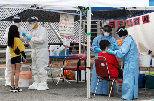 지난 1일 대전 동구보건소에 마련된 선별진료소에서 학생들이 신종 코로나바이러스 감염증(코로나19) 검사를 받고 있다. 뉴스1