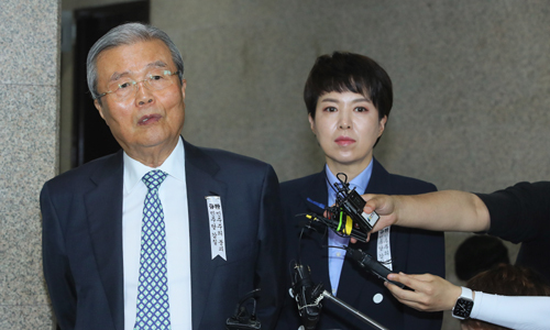 미래통합당 김종인 비상대책위원장이 2일 국회에서 열린 비상대책위원회의가 끝난 뒤 취재진의 질문에 답하고 있다. 오른쪽은 김은혜 대변인. 연합뉴스