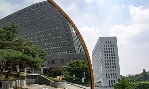 대검·중앙지검의 대립 추미애 법무부 장관이 2일 이른바 ‘검·언 유착 의혹’ 수사와 관련해 전문수사자문단 소집 절차를 중단하라며 윤석열 검찰총장에게 수사지휘권을 발동했다. 사진은 이날 오후 나란히 보이는 대검찰청(오른쪽)과 거울에 비친 서울중앙지검 청사 모습.   하상윤 기자