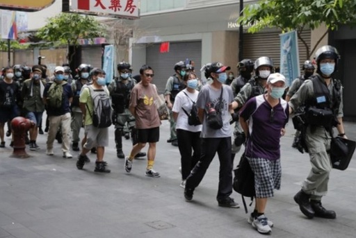홍콩보안법 시행 첫날인 지난 1일 홍콩 경찰이 체포한 시위대를 연행하는 모습. 연합뉴스