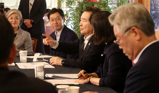 정세균 국무총리(가운데)가 지난 2일 서울 종로구 총리공관에서 열린 목요대화에서 이재명 경기도지사, 김경수 경남도지사, 강경화 외교부 장관 등이 참석한 가운데 ‘코로나19와 대한민국, 그 과제와 전망’이라는 주제의 토론회를 갖고 있다. 뉴시스