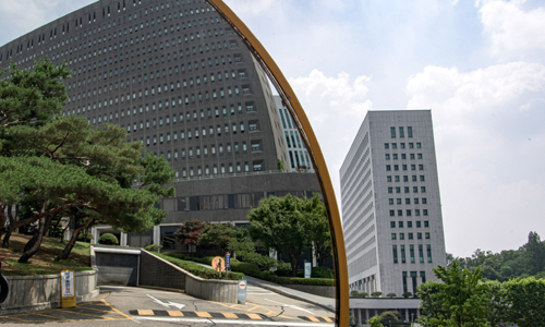 나란히 보이는 대검찰청(오른쪽)과 거울에 비친 서울중앙지검 청사 모습. 세계일보 자료사진