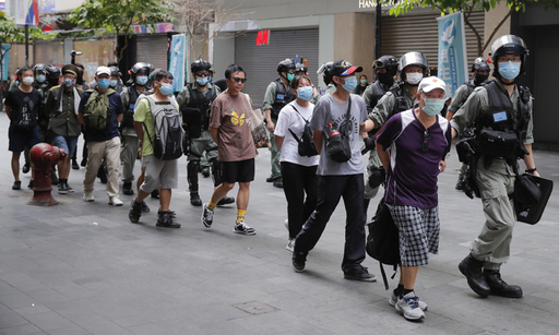 홍콩 경찰이 지난 1일 코즈웨이 베이 지구에서 벌어진 시위의 가담자들을 줄줄이 연행하고 있다. 홍콩=AP연합뉴스