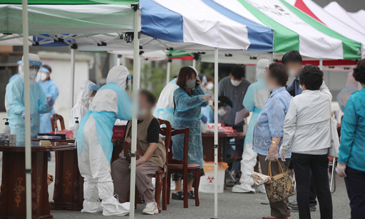 지난 4일 오전 광주 북구 일곡중앙교회 주차장에 마련된 선별진료소에서 교인들이 신종 코로나바이러스 감염증(코로나19) 검사를 받고 있다. 연합뉴스