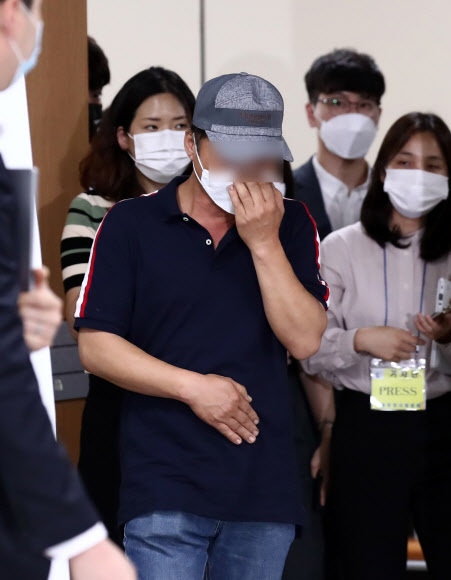 손정우 아버지가 6일 재판을 참관한 뒤 법정을 나오고 있다. 연합뉴스