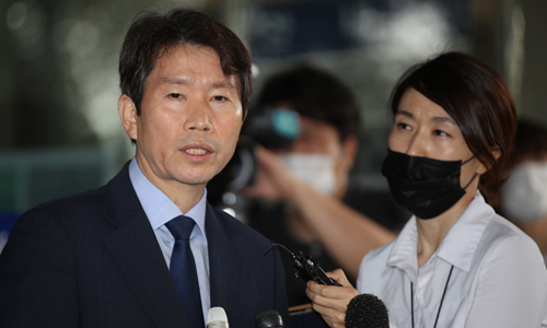 이인영 통일부 장관 후보자가 6일 오전 서울 종로구 삼청동 남북회담본부로 출근하며 취재진의 질문에 답하고 있다. 연합뉴스