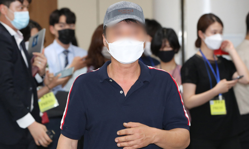 세계 최대 아동 성착취물 사이트 '웰컴 투 비디오'(W2V)를 운영한 손정우의 미국 송환이 불발된 6일 손씨의 아버지가 서울 서초구 서울고등법원에서 열린 손씨에 대한 범죄인 인도심사 청구사건 3번째 심문기일을 마치고 법정을 나서고 있다. 뉴스1