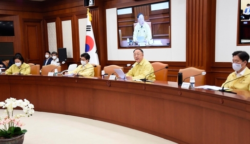 홍남기 경제부총리 겸 기획재정부 장관이 6월 25일 서울 광화문 정부서울청사에서 열린 '제8차 비상경제 중앙대책본부 회의'에서 금융과세 개편안을 발표하고 있다. 기재부 제공