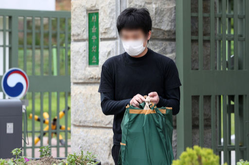 세계 최대 규모 아동 성착취물 사이트 ‘웰컴 투 비디오’의 운영자 손정우가 지난 6일 법원의 송환 불허 결정으로 석방돼 경기 의왕시 서울구치소를 나서고 있다. 의왕=뉴시스