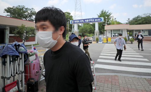 세계 최대 아동 성 착취물 사이트 ‘웰컴투비디오’ 운영자인 손정우가 6일 오후 미국 송환 불허 결정으로 석방돼 경기도 의왕시 서울구치소를 나서고 있다. 의왕=뉴시스