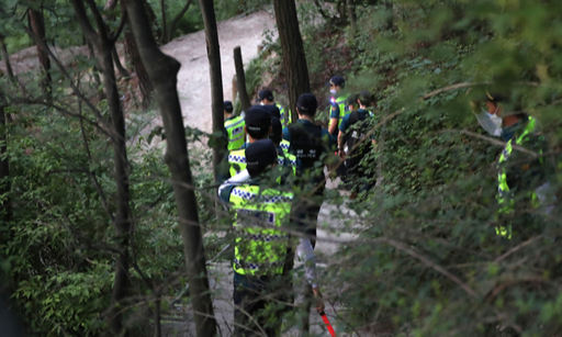 경찰에 박원순 서울시장이 실종됐다는 신고가 들어온 9일 서울 종로구의 와룡공원 인근에서 경찰이 수색하고 있다. 연합뉴스