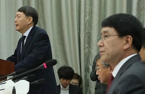 윤석열 현 검찰총장(왼쪽)이 국정원 사건 수사팀장에서 해임된 2013년 국회 국정감사에 출석해 ‘국정원 수사팀에 대한 상부의 외압이 있었다’는 취지의 폭로를 하고 있다. 오른쪽은 외압의 당사자로 지목된 조영곤 당시 서울중앙지검장. 세계일보 자료사진