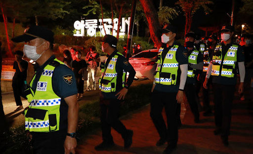 박원순 서울시장이 연락두절됐다는 신고가 접수되어 9일 경찰들이 서울 종로구 와룡공원 일대를 수색하고 있다. 뉴시스