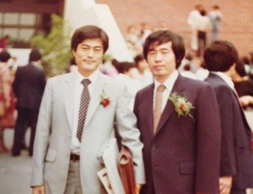 문재인(사진 왼쪽) 대통령과 박원순 서울시장(〃 오른쪽)이 사법연수원 수료식에서 기념촬영한 모습. 사진=연합뉴스