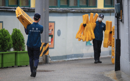 박원순 서울시장이 숨진 채 발견된 10일 오전 서울 종로구 가회동에 위치한 서울시장 공관 앞에서 경찰들이 설치됐던 폴리스라인을 치우고 있다. 연합뉴스