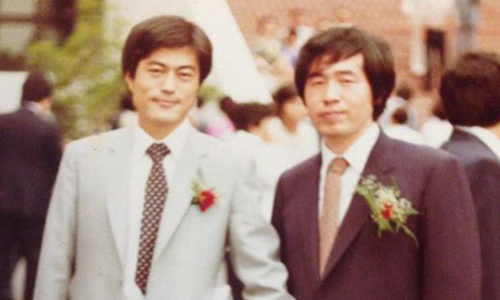 인권 변호사와 시민운동가를 거쳐 최초 3선 서울시장에 오르며 대권까지 노리던 박원순 서울시장의 꿈은 허망하게 끝나버렸다. 사법연수원 동기인 문재인 대통령과 1982년 연수원 수료식에서 기념촬영한 모습. 연합뉴스