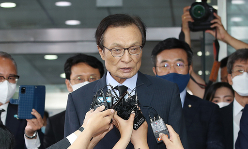 더불어민주당 이해찬 대표가 10일 오전 고 박원순 서울시장의 빈소가 마련된 서울 종로구 서울대병원 장례식장에서 조문을 마친 뒤 취재진의 질문에 답하고 있다. 연합뉴스