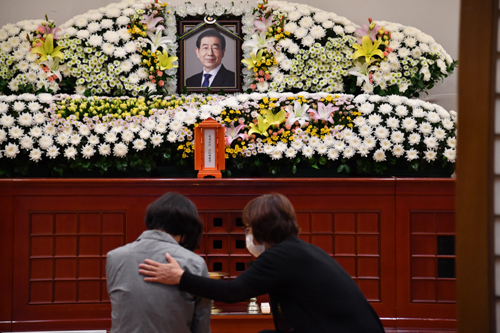 10일 오전 서울 종로구 서울대병원 장례식장에 마련된 박원순 서울시장의 빈소를 찾은 추모객들이 고인의 영정 앞에서 명복을 빌고 있다. 서울시 제공