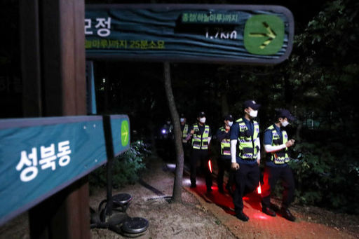 박원순 서울시장이 실종됐다는 신고가 경찰에 들어온 9일 밤 북악산 일대에서 경찰이 2차 야간 수색을 하고 있다. 연합뉴스