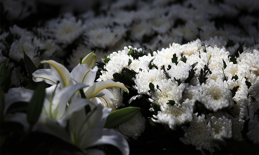 10일 오후 서울시청 앞에 고 박원순 서울시장 분향소에 놓일 국화꽃과 백합이 놓여있다. 연합뉴스