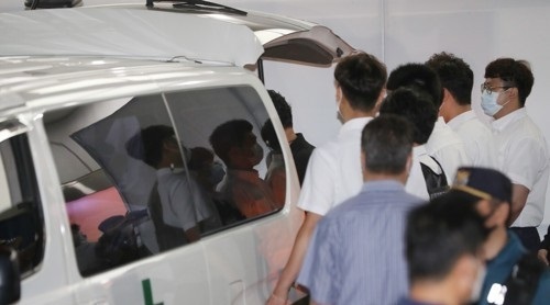 10일 오전 박원순 서울시장의 시신을 운구한 구급차량이 서울 종로구 서울대병원 응급의료센터 앞에 도착하자 관계자들이 시신을 옮기고 있다. 연합뉴스