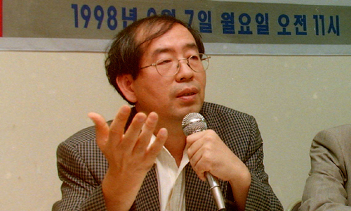 1998년 참여연대 사무처장 당시 재벌개혁을 위한 시민행동계획을 발표하는 모습. 연합뉴스