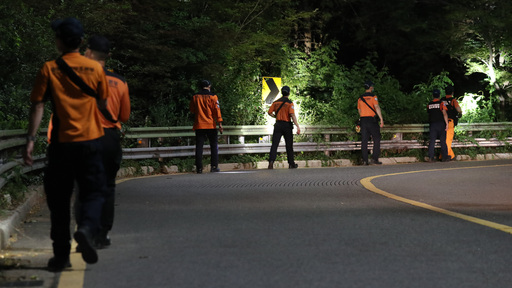 박원순 서울시장이 연락두절된 9일 저녁 북악산 일대에서 특수대응단 소방대원들이 2차 야간 수색 작업을 하고 있다. 뉴스1