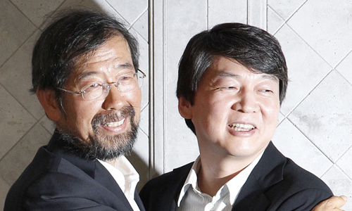 2011년 8월 6일 서울시장 보궐선거 후보 단일화에 합의한 뒤 안철수 서울대 융합과학기술 대학원장과 포옹하는 모습. 연합뉴스